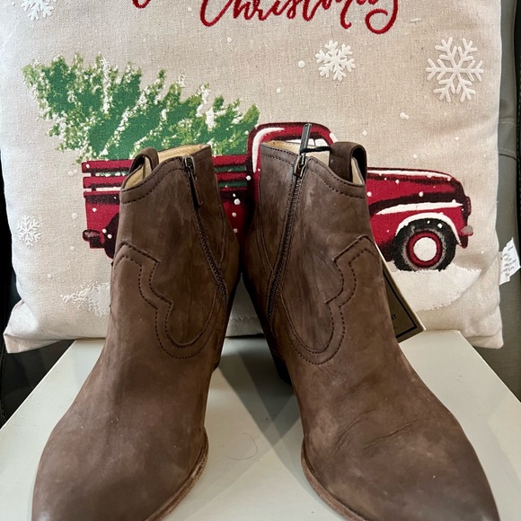 NIB Frye Brown Suede Bootie Boots 8 - Picture 2 of 9